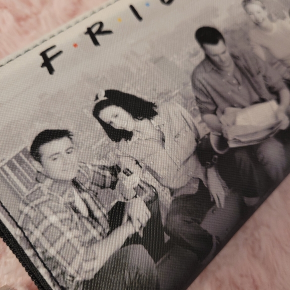 F•R•I•E•N•D•S zip-around wallet - Picture 13 of 16